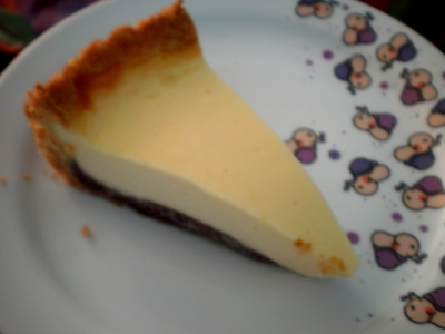 [Bild: ein St&uuml;ck selbstgebackener K&auml;sekuchen mit Schokof&uuml;llung]