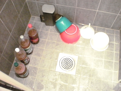 [Bild: Blick in mein Badezimmer unmittelbar nach dem Bef&uuml;llen von Sima-Flaschen]